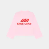 Remera de manga larga color rosa, con corte boxy fit y estampado gráfico de la marca Eme Studios en color rojo en el centro del pecho.