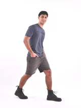 Remera gris claro de corte recto y manga corta, con bolsillo en el pecho.