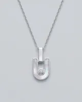 Collar de plata con cadena fina y dije rectangular con incrustación de nácar y una circonia central.