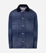 Campera de jean de corte oversized, con cuello de terciopelo, cierre frontal por botones y bolsillos grandes aplicados en el frente.