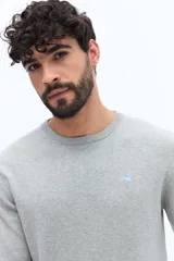 Sweater de hombre con escote redondo, manga larga y calce regular. Presenta un pequeño logo bordado en el pecho y puños acanalados.