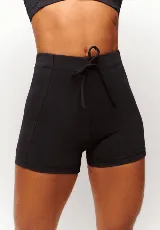 Short deportivo negro de tiro alto con cintura elástica y cordón ajustable.