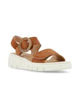 Sandalias de gamuza color tostado, con plataforma blanca estriada y tira ancha en el empeine. Cuenta con tira ajustable al tobillo con hebilla redonda grande de carey.