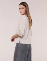 Buzo de calce relajado color negro, confeccionado en modal con cuello redondo clásico, mangas tres cuartos de hombros caídos con puño y ruedo recto.
