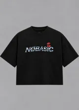 Remera boxy negra de corte holgado y mangas cortas, con estampa frontal en tono plateado con efecto metálico y detalles de labios y cerezas.