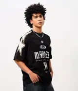 Remera oversized de poliéster calado estilo mesh, color negro con detalles en blanco y dorado, cuello redondo y mangas cortas. Presenta estampa frontal localizada, numeración y estrellas aplicadas en los hombros.