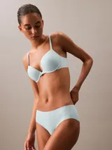 Bombacha tipo hipster de la línea invisible de Calvin Klein, confeccionada en microfibra ligera con bordes cortados a láser para un acabado sin costuras. Presenta una cobertura total en la parte trasera con costura central y el logo de la marca estampado en la cadera.