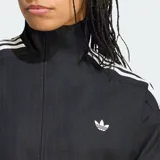 Campera Adidas de corte amplio tipo blouson, color negro con sutil patrón a cuadros. Presenta cuello alto, hombros caídos, mangas voluminosas con puños elastizados y las clásicas tres tiras blancas en los hombros. Incluye el logo del trifolio bordado en el pecho.