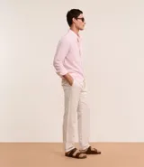 Camisa de manga larga Marfinno con cuello camisero y cierre frontal de botones. Confeccionada en tejido plano de lino y algodón.