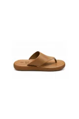 Sandalias de dedo color tostado, con plataforma baja y diseño de tira ancha.