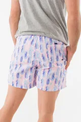 Short de baño azul con estampado de flamencos.