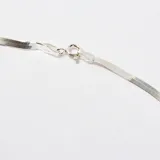 Gargantilla tipo cadena de eslabones planos estilo espiga, fabricada en plata 925.