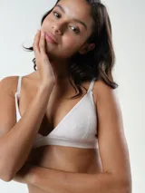 Bralette de algodón rib, color beige, de diseño triangular sin aro, con tirantes finos regulables y banda elástica bajo el busto con la marca grabada.