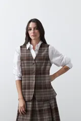 Chaleco de sastrería con estampado de cuadros en tonos tierra, diseño estructurado con escote en V y cierre frontal con botones.