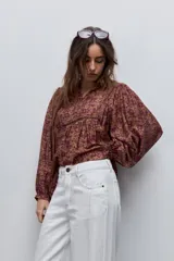 Jean wide leg de tiro alto en color crudo, con corte amplio y pierna extra ancha, confeccionado en algodón con costuras visibles.