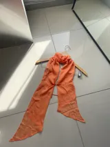 Top negro con cuello halter que se ata al cuello y espalda descubierta.