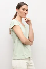 Remera blanca de manga corta, con cuello en V decorado con detalles de vainillas.