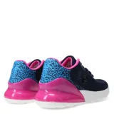 Championes deportivos color fucsia con detalles en negro y blanco. Presentan una capellada de malla transpirable, cordones fucsia, y una suela blanca con detalles en fucsia en el talón. El logo de la marca es negro y se encuentra en el lateral.