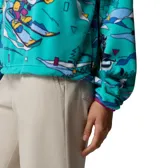 Polar Columbia de edición especial con diseño de Mickey Mouse y sus amigos esquiando, en tonos turquesa, azul y fucsia. Cuenta con cuello alto con botones a presión y solapa, bolsillo frontal con cierre y manga larga.