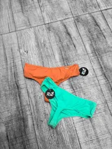 Bombacha de bikini colaless de tiro alto con placa metálica decorativa.