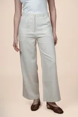 Pantalón de lino y viscosa color beige, de tiro alto con pinzas delanteras y pierna ancha de corte recto y fluido.
