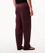 Pantalón masculino confeccionado en tejido de punto pesado con acabado liso, de corte recto y cintura elástica. Cuenta con bolsillos laterales funcionales.