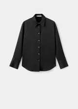 Camisa de poliéster con acabado satinado, color negro, de manga larga con puños abotonados, diseño recto, cuello camisero y cierre delantero con botones.