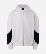 Buzo con capucha y cierre frontal, confeccionado en tejido fleece de algodón y poliéster. Presenta un diseño bicolor con cuerpo en gris melange y paneles laterales en las mangas de color negro, bolsillos frontales, y puños y ruedo en rib.