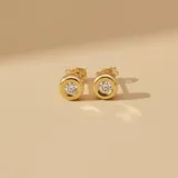 Aros tipo abridores de oro amarillo 18k con engaste de brillante central.