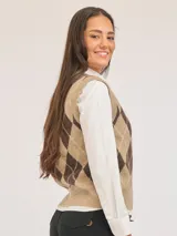 Chaleco de punto con diseño de rombos en tonos beige y marrón, con cuello redondo y terminaciones acanaladas.