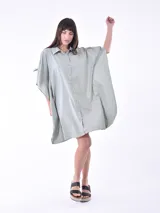 Vestido camisero corto color verde menta, de manga mariposa y corte holgado, con cuello y cierre frontal de botones.