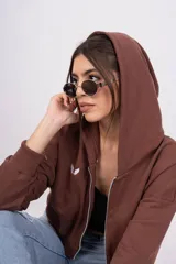 Campera corta color crema con cierre frontal, cuello mao y logo bordado en el pecho.