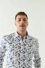 Camisa de manga larga con estampado de figuras geométricas en tonos beige y negro, confeccionada en tejido estilo lino.