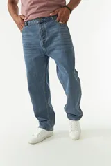Jean de corte baggy con tiro medio, diseño amplio en piernas y cadera, con cierre y botón frontal.