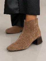 Bota corta de gamuza color marrón, con punta cuadrada y taco cuadrado de madera de altura media.
