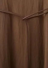 Vestido midi marrón de corte recto, con cuello redondo, mangas tres cuartos y detalle de cinturón fino en la cintura.