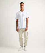 Remera de manga corta, cuello V, color blanco liso.