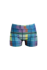 Short corto de tiro medio con estampado escocés en tonos azul, verde, amarillo y marrón. Confeccionado en lycra ecofriendly con protección solar SPF 50.