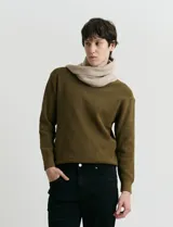 Sweater de punto con escote redondo, confeccionado en algodón con textura de punto fantasía en cuerpo y mangas, y terminaciones en punto canalé en cuello y puños.