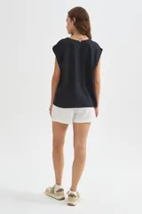 Blusa azul marino de viscosa, de corte holgado, sin mangas y con escote en V.
