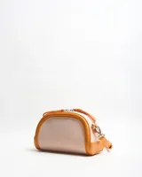 Bandolera chica color tostado, combinada con cuerpo de lona beige y detalles en cuerina. Cuenta con cierre superior, asa de mano corta y correa ajustable y desmontable para usar al hombro o cruzada. Aplique metálico con las iniciales de la marca en el frente.