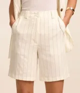 Bermuda de sastrería con cintura alta, trabillas en la cintura, solapa diferenciada y rayas verticales.