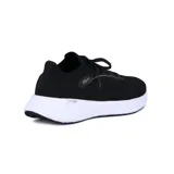 Championes deportivos negros de hombre, acordonados, con suela blanca y detalles en gris.