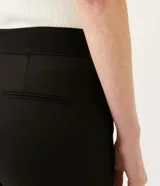 Pantalón de vestir rojo con corte cigarette, bolsillos delanteros y aberturas laterales en el ruedo.