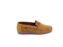 Mocasín de cuero color marrón con elástico en los laterales y suela de goma.