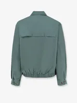 Chaqueta Carhartt WIP modelo Duke, color azul marino, con cuello clásico, cierre frontal con cremallera y logo bordado en el pecho.