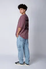 Remera de corte oversize color verde oliva, con cuello redondo y estampa gráfica rectangular en el pecho con el logo VCP.