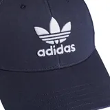 Gorro Adidas color azul marino con logo Trefoil bordado en blanco en el frente.