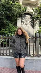 Campera de ecocuero con efecto lavado, cuello camisero, cierre frontal y dos bolsillos delanteros.