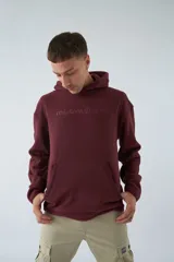 Buzo canguro color marrón de polar con capucha, bolsillo tipo canguro y logo estampado en el pecho.